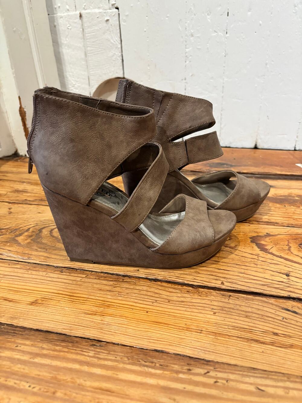 Unlisted Kenneth Cole Day Dream Wedge Heels size 6